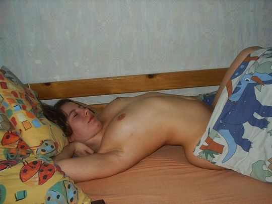 Женщины расслабленно лежат на кровати в голом виде